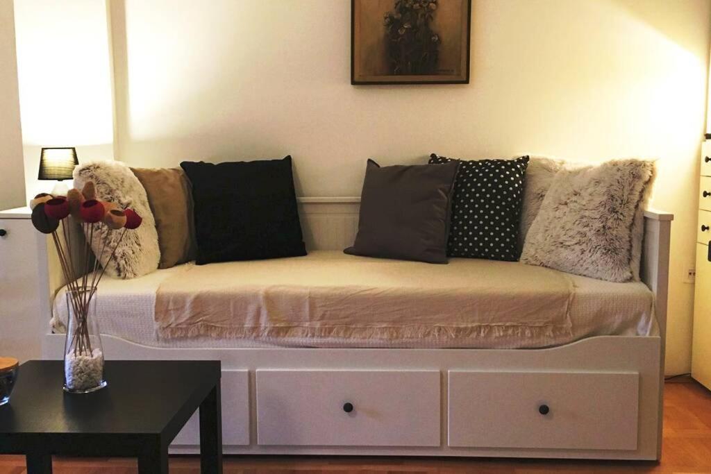 Studio 16 Novi Sad Luaran gambar